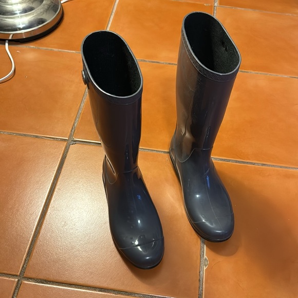 UGG Rain Boots - Picture 3 of 9
